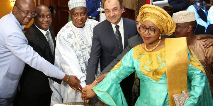 وزير قطاع الأعمال العام يشارك في احتفال سفارة الكاميرون بالقاهرة بالعيد الوطني