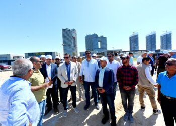 وزير الإسكان يتفقد كومباند مزارين والممشى السياحي وأعمال تجهيز الشاطئ بمدينة العلمين الجديدة