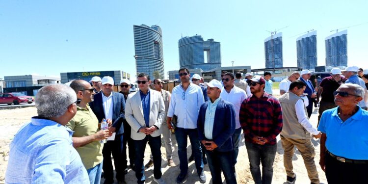 وزير الإسكان يتفقد كومباند مزارين والممشى السياحي وأعمال تجهيز الشاطئ بمدينة العلمين الجديدة