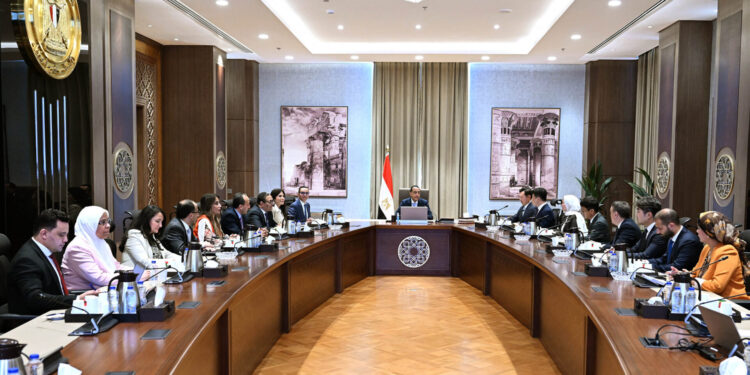 رئيس الوزراء يستقبل وفدًا من شركة “سامسونج إلكترونيكس”
