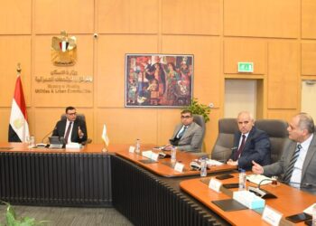 وزير الإسكان يعقد اجتماعه الدوري لمتابعة المشروعات السكنية بعددٍ من المدن الجديدة