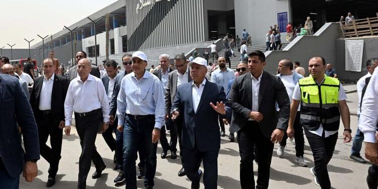 رئيس الوزراء يقطع خط سير الجولة لتفقد موقف السلام النموذجي الجديد