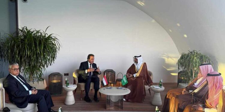 وزير الصحة يوقع مذكرة تفاهم مع نظيره السعودي