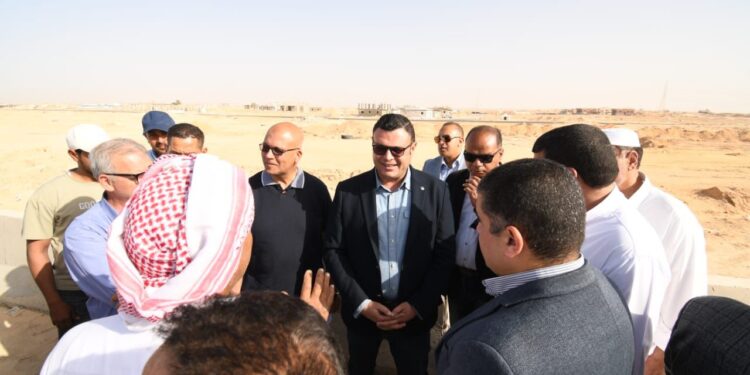 وزير الإسكان يتفقد سير العمل بالتجمع العمراني غرب الضبعة بالساحل الشمالي الغربي