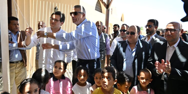 وزير الثقافة ومحافظ أسوان يفتتحان قصر ثقافة أبو سمبل الجديد