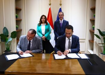 وزيرا الاتصالات  يشهدان توقيع اتفاق لتوفير الأجهزة التكنولوجية لتشغيل مجمعات الخدمات الحكومية