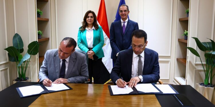 وزيرا الاتصالات  يشهدان توقيع اتفاق لتوفير الأجهزة التكنولوجية لتشغيل مجمعات الخدمات الحكومية