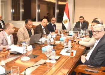 وزير الإسكان يتابع منظومة مياه الشرب بمدن شرق وغرب القاهرة استعدادا لفصل الصيف