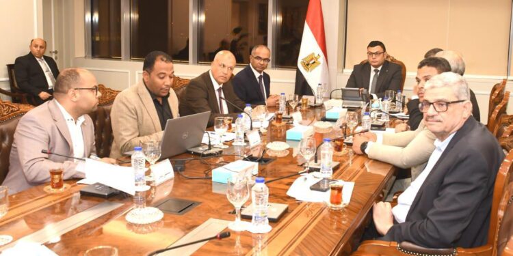 وزير الإسكان يتابع منظومة مياه الشرب بمدن شرق وغرب القاهرة استعدادا لفصل الصيف