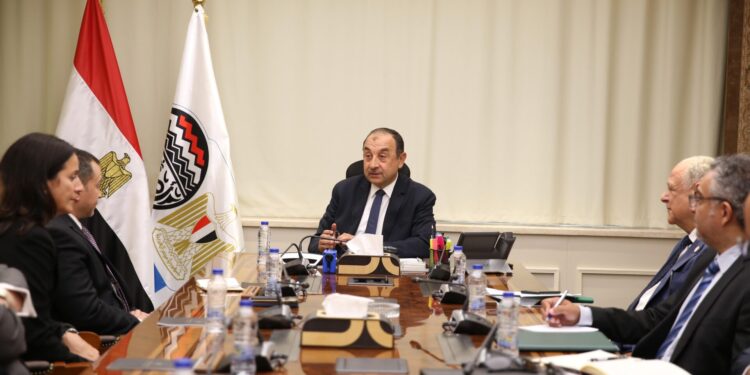 وزير قطاع الأعمال يلتقي وفدًا من “بريتش بتروليوم” لمتابعة خطوات إعادة تشغيل مصنع الأنود بالعين السخنة