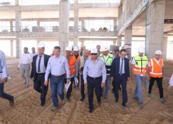 وزير الصناعة والنقل يتفقد الخط الثاني للقطار الكهربائي السريع في المسافة من القاهرة حتى المنيا