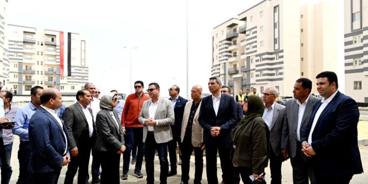 وزير الإسكان يتفقد مشروع “الإسكان الحر” بمدينة السويس الجديدة