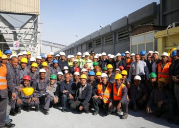 وزير قطاع الأعمال يهنئ العاملين بالمصانع والشركات التابعة للوزارة بمناسبة عيد العمال