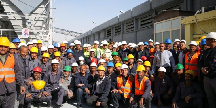 وزير قطاع الأعمال يهنئ العاملين بالمصانع والشركات التابعة للوزارة بمناسبة عيد العمال