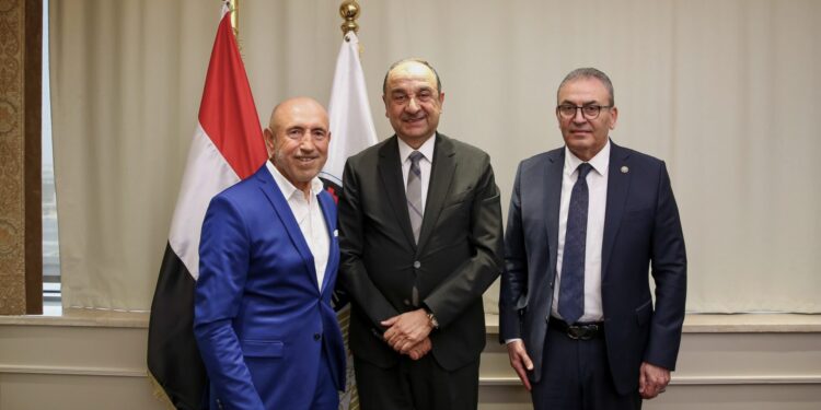 وزير قطاع الأعمال العام يبحث مع مجموعة شاهينلر القابضة التركية فرص التعاون والاستثمار