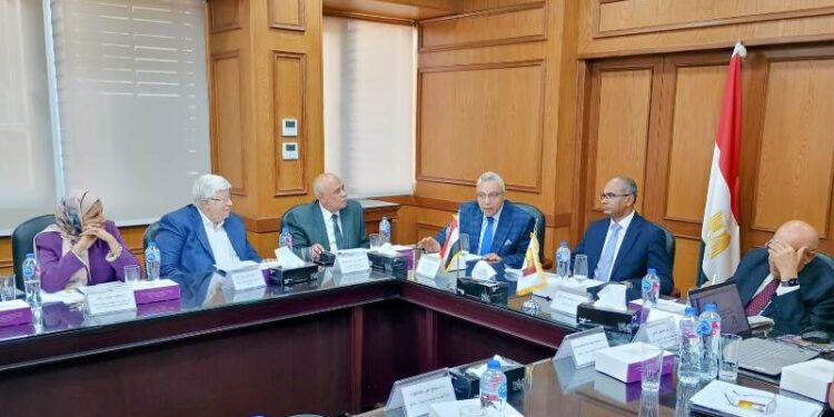 نائب وزير الإسكان يعقد اجتماعًا موسعًا مع اللجنة التنسيقية العليا لتحديث منظومة أكواد مياه الشرب والصرف الصحي