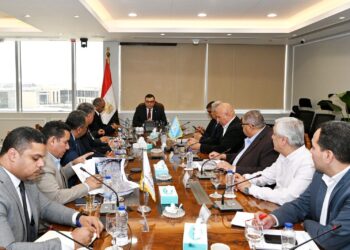 وزير الإسكان يتابع منظومة الصرف الصحي بقرية الكرور بأسوان