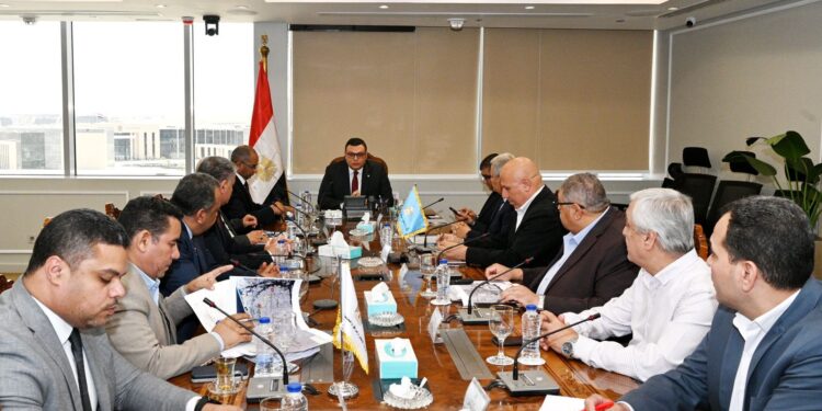 وزير الإسكان يتابع منظومة الصرف الصحي بقرية الكرور بأسوان