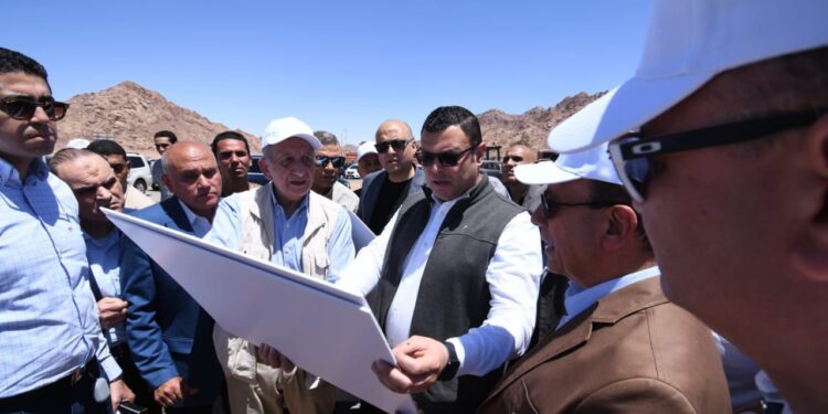 وزير الإسكان يتفقد أعمال تطوير طريقي كمين النبي صالح وأعمال توسعة ورفع كفاءة طريق سانت كاترين