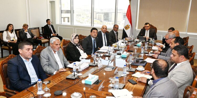 وزير الإسكان يتابع موقف تنفيذ المرحلة الثانية لمحطة تنقية مياه الشرب بطاقة 400 ألف م3/يوم بمدينة ٦ أكتوبر