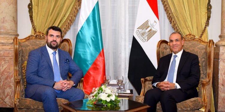 وزير الخارجية والهجرة يستقبل نظيره البلغاري