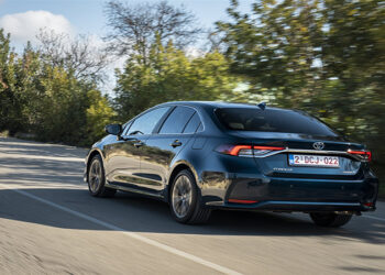 تويوتا كورولا 2025 فتحة سقف كسر زيرو.. السعر والمواصفات