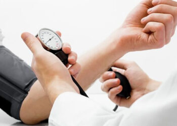 أطعمة بسيطة تنقذك من انخفاض ضغط الدم