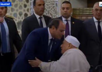 السيسي يصافح أحمد عمر هاشم لدى وصوله مسجد مصر بالعاصمة لأداء صلاة عيد الأضحي