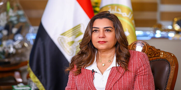 وزيرة التنمية تتلقي تقريرًا حول نتائج الأسبوع الأول من المرحلة الثانية للموجة الـ 26 لإزالة التعديات