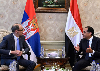 رئيس الوزراء يستقبل رئيس وزراء صربيا بمطار القاهرة الدولي