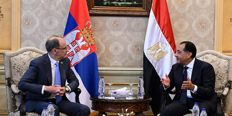 رئيس الوزراء يستقبل رئيس وزراء صربيا بمطار القاهرة الدولي