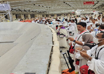 حجاج الجمعيات الأهلية يؤدون رمي الجمرات في أول أيام التشريق وسط تنظيم دقيق