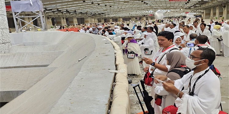 حجاج الجمعيات الأهلية يؤدون رمي الجمرات في أول أيام التشريق وسط تنظيم دقيق