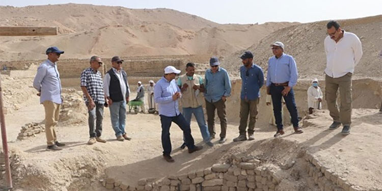 الأمين العام للمجلس الأعلى للآثار يتفقد “المقاصير الجنوبية” بمعبد الأخ منو وأعمال الحفائر الأثرية