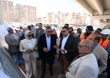 وزير الإسكان ومحافظ الإسكندرية يتفقدان مشروع إنشاء كوبرى 45 “محور السادات”