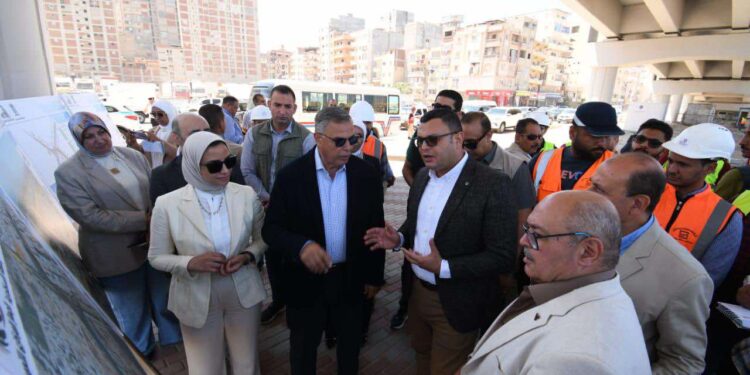 وزير الإسكان ومحافظ الإسكندرية يتفقدان مشروع إنشاء كوبرى 45 “محور السادات”