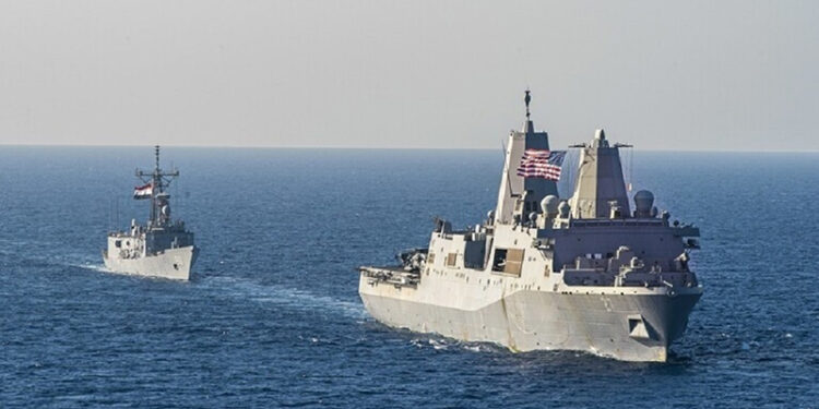 الحوثيون: مستعدون لاستهداف السفن والبوارج الأمريكية في البحر الأحمر