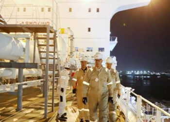 وزير البترول يُجري جولة تفقدية بميناء الإسكندرية لمتابعة أعمال تجهيز سفينة التغييز “Energos Power” تمهيدًا لتحركها