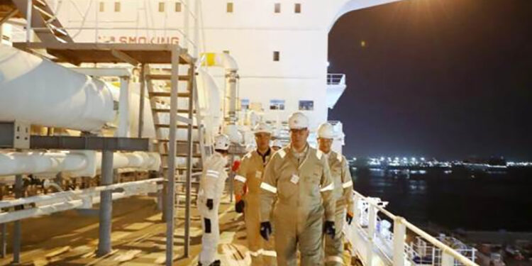 وزير البترول يُجري جولة تفقدية بميناء الإسكندرية لمتابعة أعمال تجهيز سفينة التغييز “Energos Power” تمهيدًا لتحركها