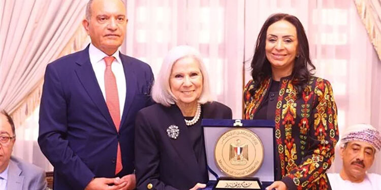 وزيرة التضامن تكرم السفيرة هيفاء أبو غزالة تقديرًا لجهودها