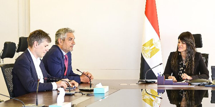 وزيرة التخطيط تصل إلى باريس للمشاركة باجتماعات المجلس الوزاري لمنظمة التعاون الاقتصادي والتنمية