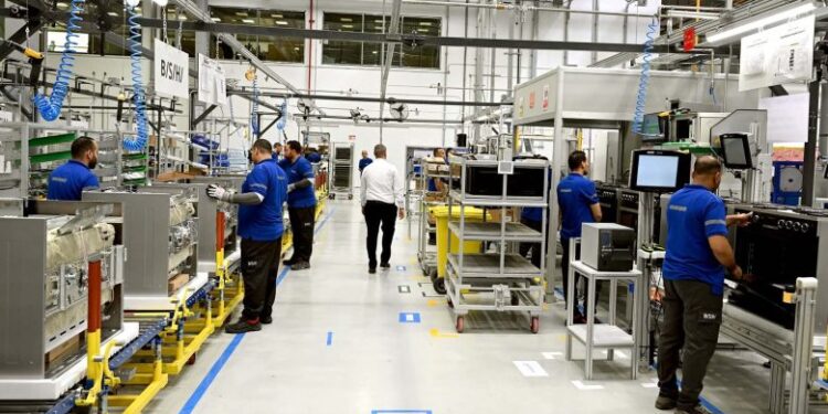 رئيس الوزراء يفتتح مصنعًا للأجهزة المنزلية ومستودعًا ضخمًا لإحدى شركات التجارة الإلكترونية الرائدة في أفريقيا