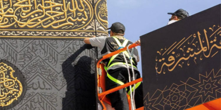 بدء مراسم تغيير كسوة الكعبة المشرفة.. تفاصيل