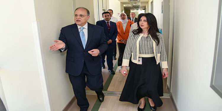 رئيس هيئة الدواء المصرية يزور مستشفى أهل مصر للحروق