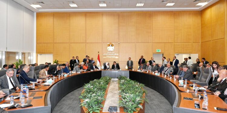 وزير الإسكان يعقد اجتماعه الدوري مع عدد من أعضاء مجلسي “النواب والشيوخ”