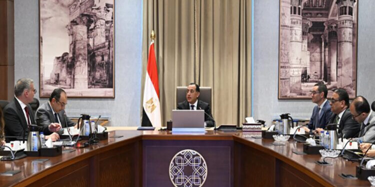 رئيس الوزراء يتابع تنفيذ برنامج الطروحات الحكومية في قطاعي البترول والأعمال العام
