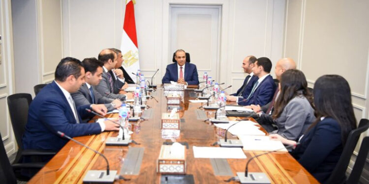 وزير الخارجية يعقد اجتماعًا مع قيادات وأعضاء مكتب نائب الوزير لمتابعة ملفات التعاون الخارجي