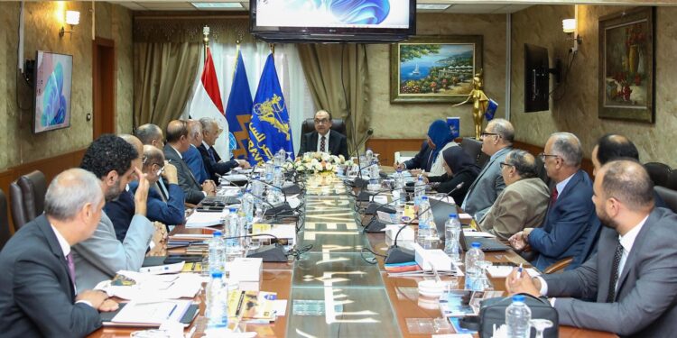 بمقر شركة مصر للسياحة.. وزير قطاع الأعمال العام يعقد اجتماعًا موسعًا لمتابعة مستجدات العمل في عدد من المشروعات السياحية والفندقية