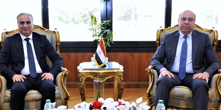 رئيس جهاز حماية المستهلك  يلتقي وزير الطيران المدني لبحث سُبل التعاون بين الجانبين