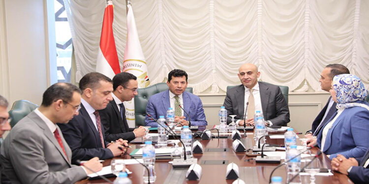 وزير التعليم يبحث مع وزير الرياضة سبل تعزيز التعاون بين الوزارتين لإطلاق دوري المدارس على مستوى الجمهورية